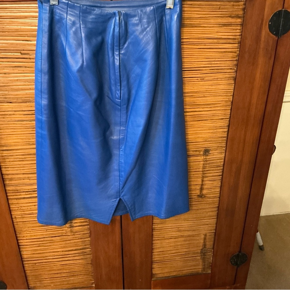 Elegant Blue Leather Pencil Skirt

24 in waist
28 in length
39 in around hips